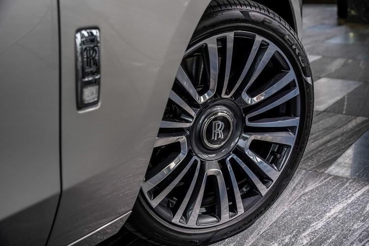 Những đặc điểm quen thuộc của hãng xe siêu sang Anh nay mang thiết kế mới cao cấp và thời trang hơn. Chẳng hạn như đèn LED định vị trước hình chữ C, đèn hậu đa giác có thiết kế nổi khối 3D, cản trước và cản sau tinh chỉnh tạo hình cứng cáp hơn...