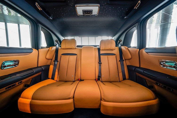 Rolls-Royce cho biết Ghost mới được "bao bọc" bởi 100 kg vật liệu cách âm, kết hợp cùng khung gầm mới và hệ thống treo khí nén nâng cấp. Điều này giúp cabin của xe luôn yên tĩnh và êm ái tuyệt đối khi di chuyển.