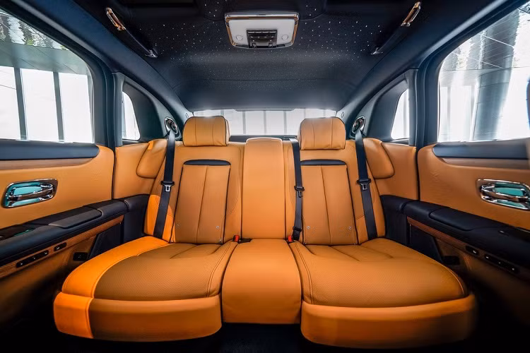 Rolls-Royce cho biết Ghost mới được "bao bọc" bởi 100 kg vật liệu cách âm, kết hợp cùng khung gầm mới và hệ thống treo khí nén nâng cấp. Điều này giúp cabin của xe luôn yên tĩnh và êm ái tuyệt đối khi di chuyển.