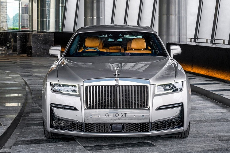 Ở đời xe mới, Rolls-Royce Ghost mang thiết kế hiện đại và sắc sảo hơn. Các đường nét ở phần đầu được tối giản cho cảm giác trẻ trung và cao cấp hơn. Chi tiết nổi bật là lưới tản nhiệt Phanteon phát sáng và cụm đèn trước công nghệ laser.