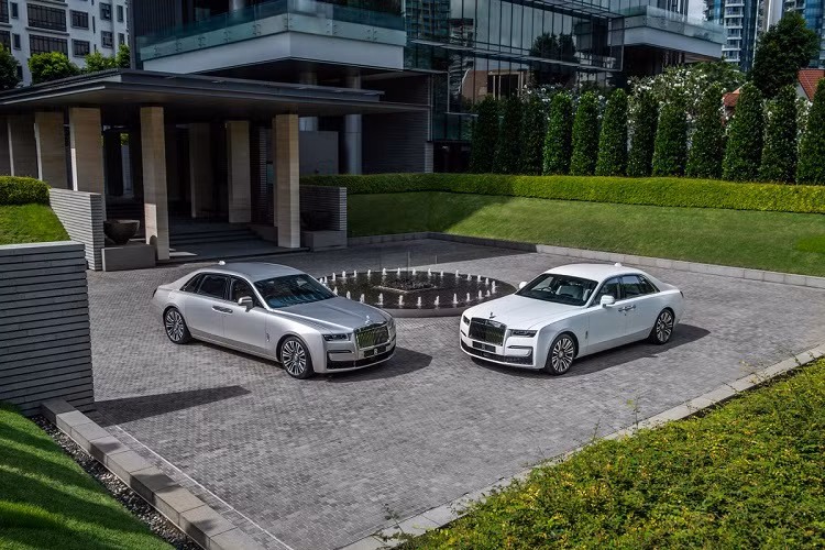 Dự kiến, Rolls-Royce Ghost 2021 có thể được đưa về Việt Nam trong năm nay và cạnh tranh với Bentley Flying Spur. Cả nhà phân phối chính hãng của Rolls-Royce và một vài đại lý tư nhân cũng đã nhận đặt hàng cho Ghost, giá bán dự đoán có thể ở mức 30 đến 40 tỷ đồng (đắt hơn thị trường Malaysia khoảng hơn 20 tỷ đồng).