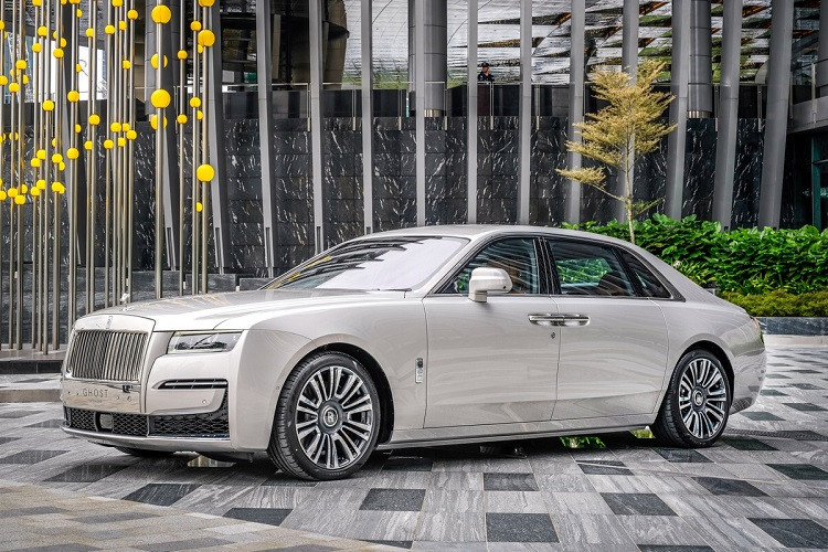 Tại Malaysia, mẫu xe siêu sang Rolls-Royce Ghost 2021 có đầy đủ 2 tùy chọn kích thước, gồm bản tiêu chuẩn và bản Extended với trục cơ sở được kéo dài cho không gian nội thất rộng rãi hơn. Giá xe Rolls-Royce Ghost 2021 cho 2 model lần lượt là 1,45 triệu ringgit (350.000 USD - khoảng 8 tỷ đồng)) và 1,65 triệu ringgit (gần 400.000 USD - khoảng 9,1 tỷ đồng). Số tiền này chưa bao gồm chi phí cho các trang bị tùy chọn riêng của từng khách hàng.