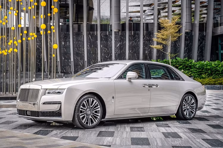 Tại Malaysia, mẫu xe siêu sang Rolls-Royce Ghost 2021 có đầy đủ 2 tùy chọn kích thước, gồm bản tiêu chuẩn và bản Extended với trục cơ sở được kéo dài cho không gian nội thất rộng rãi hơn. Giá xe Rolls-Royce Ghost 2021 cho 2 model lần lượt là 1,45 triệu ringgit (350.000 USD - khoảng 8 tỷ đồng)) và 1,65 triệu ringgit (gần 400.000 USD - khoảng 9,1 tỷ đồng). Số tiền này chưa bao gồm chi phí cho các trang bị tùy chọn riêng của từng khách hàng.