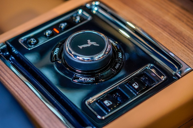 Danh sách tính năng hỗ trợ dành cho người lái có hiển thị vận tốc trên kính lái HUD, cảnh báo va chạm, kiểm soát hành trình thích ứng, cảnh báo lệch làn, cảnh báo điểm mù, cảnh báo phương tiện cắt ngang phía sau và hỗ trợ lái xe ban đêm.