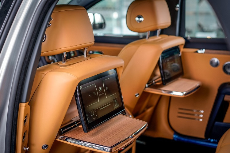 Những trang bị tiện nghi được Rolls-Royce cung cấp cho hành khách gồm có hệ thống âm thanh cao cấp 18 loa công suất 1.300 watt, hệ thống điều hòa tích hợp lọc bộ không khí nano, hệ thống thông tin giải trí iDrive chia sẻ từ BMW, màn hình giải trí cùng bàn làm việc phía sau, tủ lạnh chứa rượu champagne...