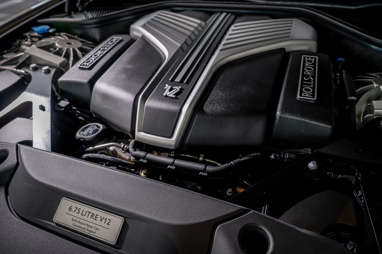 Cả 2 biến thể của Rolls-Royce Ghost mới được trang bị động cơ V12 tăng áp kép 6.75L, công suất tối đa đạt 563 mã lực cùng mô-men xoắn cực đại 850 Nm. Với hộp số tự động 8 cấp và hệ dẫn động 4 bánh toàn thời gian, chiếc sedan siêu sang có thể tăng tốc 0-100 km/h trong 4,8 giây.