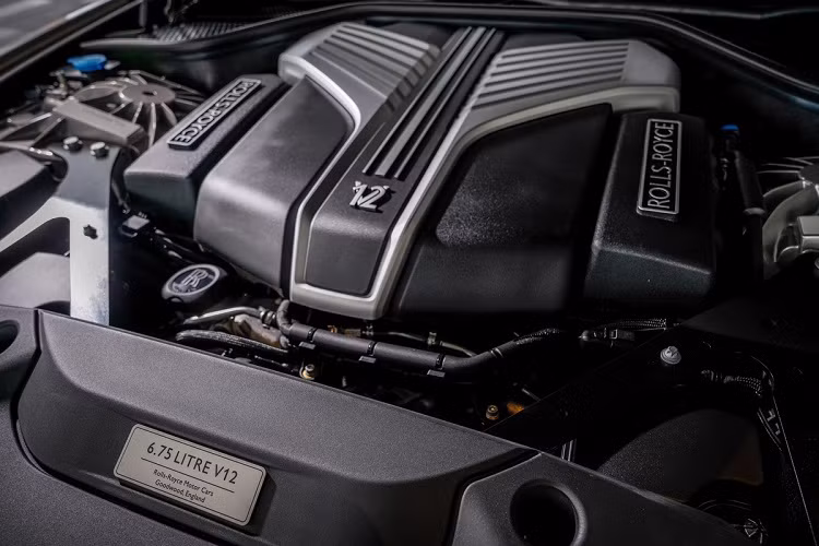Cả 2 biến thể của Rolls-Royce Ghost mới được trang bị động cơ V12 tăng áp kép 6.75L, công suất tối đa đạt 563 mã lực cùng mô-men xoắn cực đại 850 Nm. Với hộp số tự động 8 cấp và hệ dẫn động 4 bánh toàn thời gian, chiếc sedan siêu sang có thể tăng tốc 0-100 km/h trong 4,8 giây.