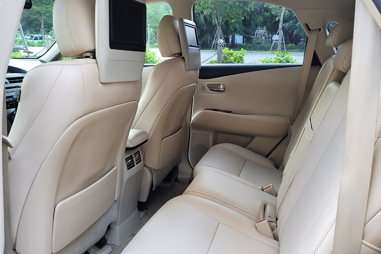 Với mức giá khoảng 1,1 tỷ đồng, Lexus RX 350 10 năm tuổi là một lựa chọn chơi xe crossover hạng sang 5 chỗ dành cho khách hàng Việt trong tầm giá “đập hộp” Hyundai SantaFe hay Honda CR-V.