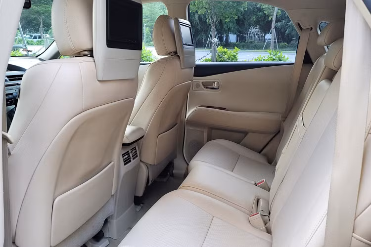 Với mức giá khoảng 1,1 tỷ đồng, Lexus RX 350 10 năm tuổi là một lựa chọn chơi xe crossover hạng sang 5 chỗ dành cho khách hàng Việt trong tầm giá “đập hộp” Hyundai SantaFe hay Honda CR-V.