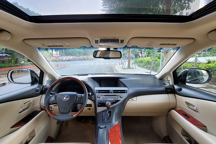 Xe sử dụng cụm đèn pha bi-LED thích ứng, tự động điều chỉnh góc chiếu sáng khi vào cua và tự động cân bằng góc chiếu. “Dàn chân” sử dụng bộ mâm 19 inch (235/55R19), thiết kế của bộ mâm này còn giúp tổng thể chiếc crossover thêm hài hoà và thanh lịch.