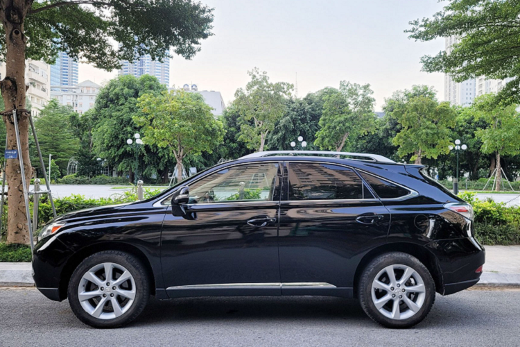 Trên thực tế với số đông người mua xe, trong tầm giá này họ sẽ lựa chọn xe mới. Dẫu vậy, lựa chọn xe sang đời như chiếc RX 350 này cũng mang nhiều điểm hấp dẫn như: thương hiệu sang trọng giúp chủ nhân tự tin khi sử dụng, khả năng vận hành êm ái, vận hành đầm chắc mà xe phổ thông không thể sánh bằng. Bên cạnh nội thất sang trọng, vật liệu cao cấp với độ hoàn thiện cao, trang bị nhiều hệ thống an toàn, động cơ V6 3.5L dung tích lớn vận hành mạnh mẽ.