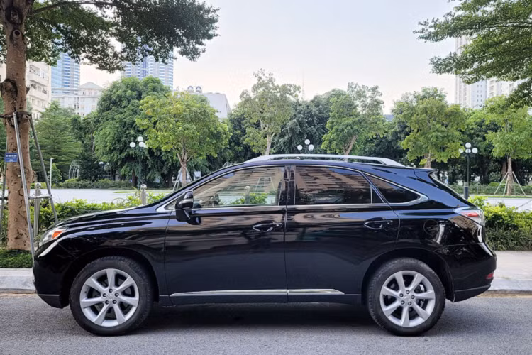 Trên thực tế với số đông người mua xe, trong tầm giá này họ sẽ lựa chọn xe mới. Dẫu vậy, lựa chọn xe sang đời như chiếc RX 350 này cũng mang nhiều điểm hấp dẫn như: thương hiệu sang trọng giúp chủ nhân tự tin khi sử dụng, khả năng vận hành êm ái, vận hành đầm chắc mà xe phổ thông không thể sánh bằng. Bên cạnh nội thất sang trọng, vật liệu cao cấp với độ hoàn thiện cao, trang bị nhiều hệ thống an toàn, động cơ V6 3.5L dung tích lớn vận hành mạnh mẽ.