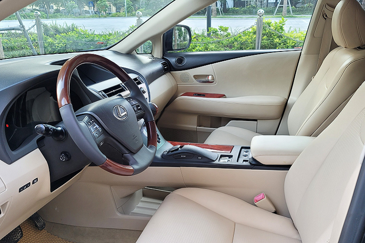 Ghế ngồi bọc Da, hàng ghế trước hỗ trợ chỉnh điện 8 hướng, ghế lái nhớ 3 vị trí. Xe đi kèm với hệ thống thông tin giải trí như màn hình trung tâm hỗ trợ kết nối Bluetooth, USB, hệ thống âm thanh sử dụng 15 loa Mark Levinson. Trang bị cặp màn hình giải trí cho hàng ghế sau. Nội thất thêm thoải mái hơn với cửa sổ trời và hơn nữa.