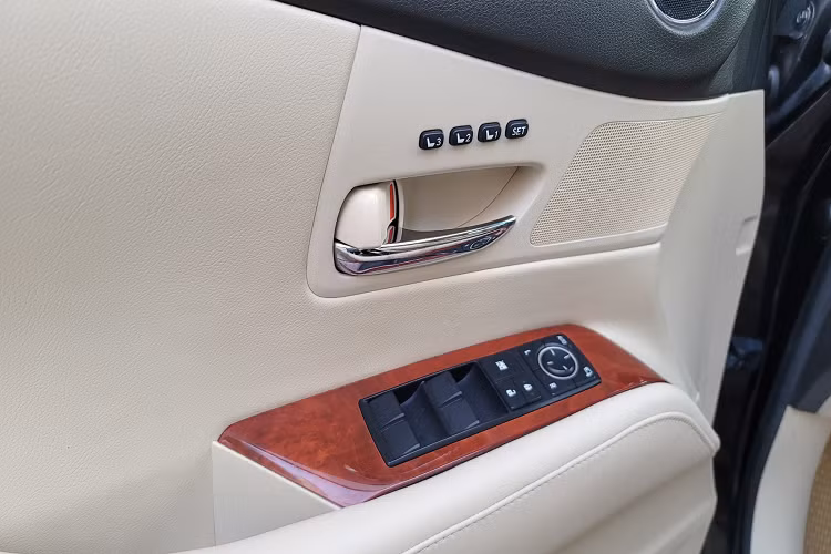 Nhìn chung, nội thất chiếc RX 10 năm tuổi này vẫn còn rất mới, không bị xuống cấp quá nhiều, nhờ sử dụng vật liệu cao cấp đặc biệt là phù hợp với khí hậu ở Việt Nam, cũng như được chủ trước giữ gìn và chăm sóc cẩn thận. Xe đi kèm với nhiều hệ thống an toàn và hỗ trợ lái như loạt phanh phanh ABS, BA, EBD, hệ thống cân bằng điện tử, hệ thống kiểm soát lực kéo, hệ thống cảnh báo áp suất lốp, 6 túi khí và hơn nữa.