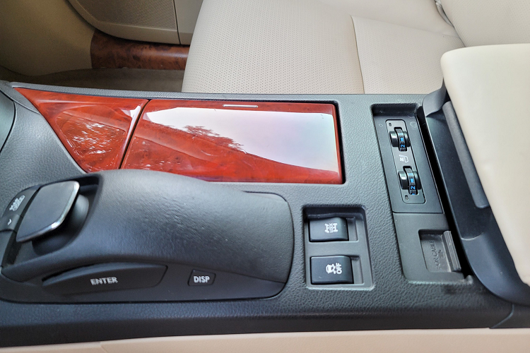 Nội thất của mẫu crossover được thiết kế và trang trí giá sang trọng sử dụng Da và ốp gỗ. Vô lăng và ốp bệ cần số được bọc da, ốp gỗ. Vô lăng tích hợp đầy đủ các phím chức năng điều khiển âm thanh, đàm thoại rảnh tay, điều khiển hành trình (Cruise control).