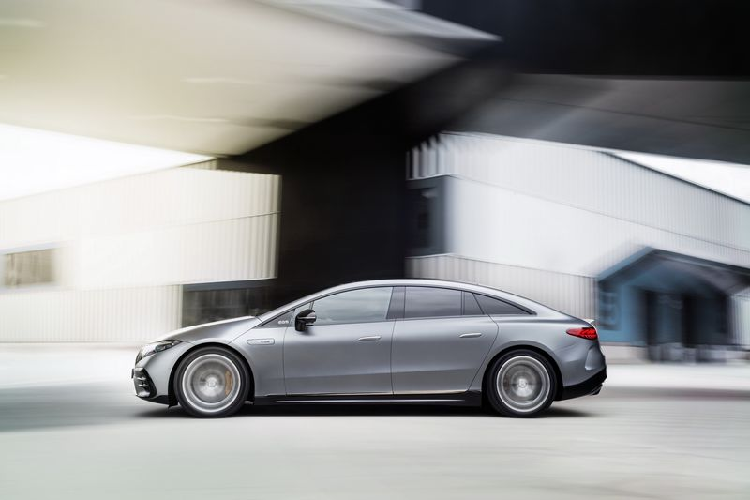 Mercedes-AMG EQS 53 có thể được tùy chỉnh thêm bằng các tùy chọn như AMG Night Package Dark Chrome, các chi tiết trang trí carbon AMG hoặc kẹp phanh màu đỏ. Dù có những thay đổi về thiết kế nhưng Mercedes-AMG EQS 53 vẫn khá khí động học với hệ số cản 0,23 Cd (bản thường là 0,20 Cd).