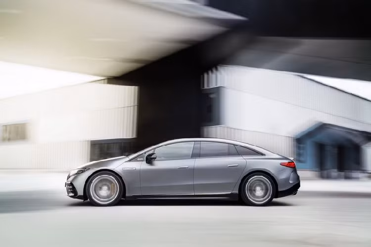 Mercedes-AMG EQS 53 có thể được tùy chỉnh thêm bằng các tùy chọn như AMG Night Package Dark Chrome, các chi tiết trang trí carbon AMG hoặc kẹp phanh màu đỏ. Dù có những thay đổi về thiết kế nhưng Mercedes-AMG EQS 53 vẫn khá khí động học với hệ số cản 0,23 Cd (bản thường là 0,20 Cd).