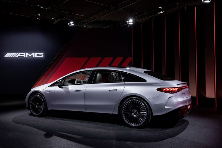 Về thiết kế, Mercedes-AMG EQS 53 có cản trước / sau tương tự gói AMG Line giúp chiếc xe trông thể thao hơn, cùng nhiều chi tiết crôm dọc trên lưới tản nhiệt, cánh gió sau lớn hơn và mâm hợp kim AMG 21 hoặc 22 inch với thiết kế Aero hoặc Heritage.