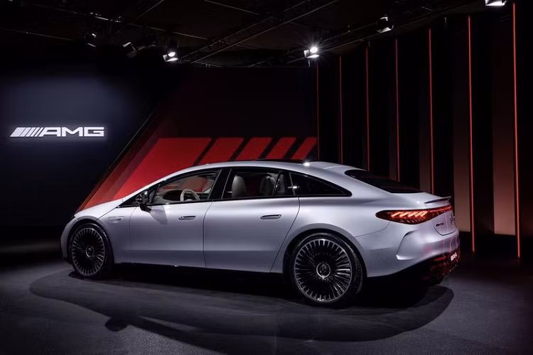 Về thiết kế, Mercedes-AMG EQS 53 có cản trước / sau tương tự gói AMG Line giúp chiếc xe trông thể thao hơn, cùng nhiều chi tiết crôm dọc trên lưới tản nhiệt, cánh gió sau lớn hơn và mâm hợp kim AMG 21 hoặc 22 inch với thiết kế Aero hoặc Heritage.