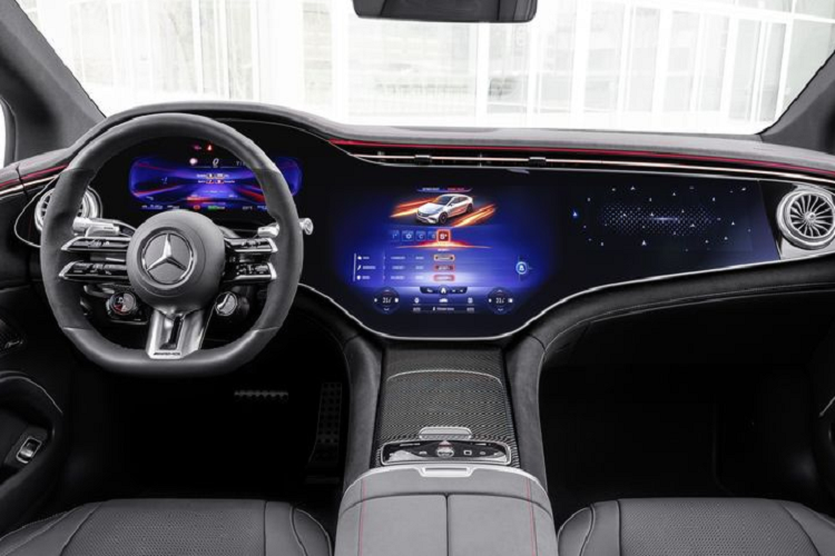 Để phù hợp với sức mạnh kể trên, Mercedes-AMG EQS 53 được trang bị hệ thống phanh hiệu suất cao AMG gồm đĩa 415 mm và kẹp 6 piston ở phía trước, đĩa 378 mm và kẹp piston đơn ở phía sau.