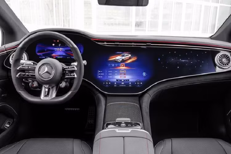 Để phù hợp với sức mạnh kể trên, Mercedes-AMG EQS 53 được trang bị hệ thống phanh hiệu suất cao AMG gồm đĩa 415 mm và kẹp 6 piston ở phía trước, đĩa 378 mm và kẹp piston đơn ở phía sau.