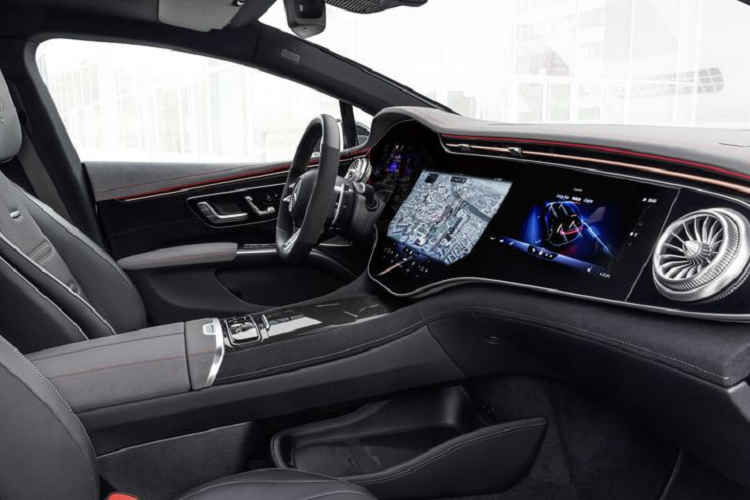 Khách hàng có thể nâng cấp lên tùy chọn phanh gốm AMG với đĩa phanh 440 mm ở phía trước. Dù dùng hệ thống phanh nào thì Mercedes-AMG EQS 53 cũng có hệ thống i-Booster tận dụng tối đa khả năng thu hồi năng lượng và phanh thủy lực.