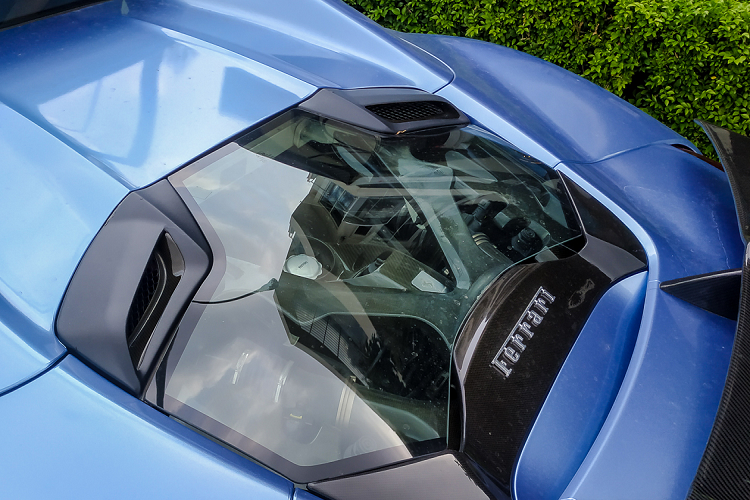 Ngoài bộ áo màu xanh nước biển, chiếc siêu xe mui trần Ferrari 488 Spider còn được tạo điểm nhấn bằng sọc kép màu trắng chạy dài trên nắp capô tương tự như các phiên bản hiệu suất cao như Ferrari 488 Pista Spider hiện có 2 chiếc tại dải đất hình chữ S. Chưa dừng lại đó, ngoại hình xe còn có thêm sự dữ dằn khi được trang bị bộ body kit độ carbon của hãng Novitec ở cản va trước, nẹp sườn bên hông rất hầm hố và cuối cùng là cánh gió đuôi cố định mới.