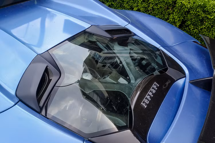 Ngoài bộ áo màu xanh nước biển, chiếc siêu xe mui trần Ferrari 488 Spider còn được tạo điểm nhấn bằng sọc kép màu trắng chạy dài trên nắp capô tương tự như các phiên bản hiệu suất cao như Ferrari 488 Pista Spider hiện có 2 chiếc tại dải đất hình chữ S. Chưa dừng lại đó, ngoại hình xe còn có thêm sự dữ dằn khi được trang bị bộ body kit độ carbon của hãng Novitec ở cản va trước, nẹp sườn bên hông rất hầm hố và cuối cùng là cánh gió đuôi cố định mới.