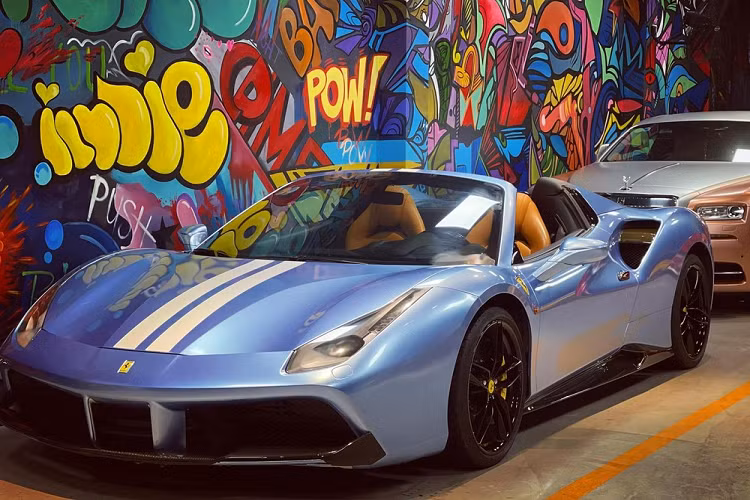 Chính vì điều này mà thông tin trên mạng xã hội về một chiếc xe mui trần Ferrari 488 Spider có ngoại thất màu xanh nhạt, tương tự như màu Sierra Blue đang khá hot trên những chiếc Iphone thế hệ mới đã gây xôn xao giới mê xe trong nước.