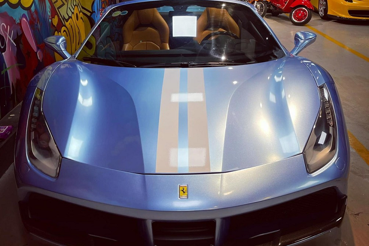 Số lượng dòng siêu xe Ferrari 488 Spider mui trần tại Việt Nam khá hiếm, chỉ có khoảng ba chiếc. Trong số này, có một xe mang màu đỏ, chiếc thì sở hữu bộ áo xanh dương và Ferrari 488 Spider còn lại mang màu trắng rất thời trang.