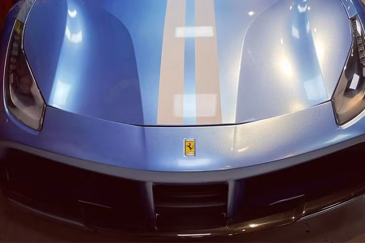 Quá trình tìm hiểu, chúng tôi biết được, chiếc xe mui trần Ferrari 488 Spider mang màu xanh nước biển này mới được cho thay áo bằng đề-can. Nguyên bản, đây chính là mẫu xe Ferrari 488 Spider màu trắng từng làm dâu ở tỉnh Bình Phước hay một số nơi ở Hà Nội và TP.HCM.