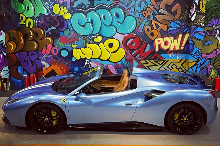 Tương tự như bản Coupe, siêu xe mui trần Ferrari 488 Spider vẫn sở hữu động cơ V8, tăng áp kép, dung tích 3.9 lít, sản sinh công suất tối đa 661 mã lực và mô-men xoắn cực đại 760 Nm. Động cơ kết hợp cùng hộp số tự động 7 cấp, nhờ đó, xe chỉ mất khoảng thời gian 3 giây để tăng tốc lên 100 km/h từ vị trí xuất phát trước khi đạt vận tốc tối đa là 325 km/h. Về nướ năm 2017, giá xe Ferrari 488 Spider nhập khẩu tư nhân khoảng hơn 15 tỷ đồng.