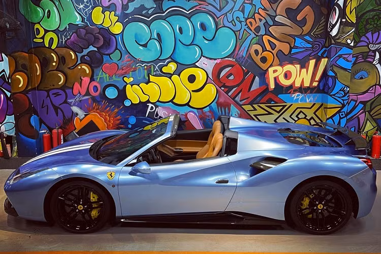 Tương tự như bản Coupe, siêu xe mui trần Ferrari 488 Spider vẫn sở hữu động cơ V8, tăng áp kép, dung tích 3.9 lít, sản sinh công suất tối đa 661 mã lực và mô-men xoắn cực đại 760 Nm. Động cơ kết hợp cùng hộp số tự động 7 cấp, nhờ đó, xe chỉ mất khoảng thời gian 3 giây để tăng tốc lên 100 km/h từ vị trí xuất phát trước khi đạt vận tốc tối đa là 325 km/h. Về nướ năm 2017, giá xe Ferrari 488 Spider nhập khẩu tư nhân khoảng hơn 15 tỷ đồng.