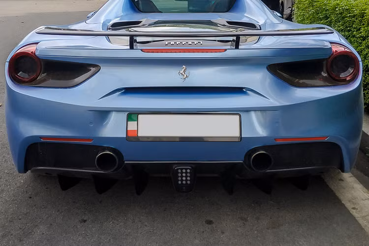 Mất tích khá lâu trên đường phố Sài thành, mới đây, chiếc siêu xe Ferrari 488 Spider độ Novitec đã tái xuất trong một garage chuyên mua bán xe khủng ở huyện Bình Chánh, TP HCM với bộ áo mới đẹp mắt và cá tính.