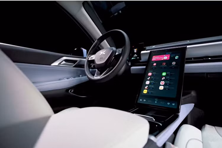 Đặt ngoại hình sang một bên, P5 được giới thiệu là “mẫu xe điện thông minh sản xuất đầu tiên trên thế giới được trang bị công nghệ LiDAR cấp ô tô”. Hai cảm biến LiDAR lăng kính kép được đặt tại vị trí thường dành cho hốc gió, và chúng có khả năng phân biệt “người đi bộ, người đi xe đạp và xe tay ga, chướng ngại vật tĩnh, và công trình trên đường, trong các tình huống thử thách như điều kiện ban đêm và ánh sáng yếu, đèn nền, và ánh sáng lập lòe trong các đường hầm”.