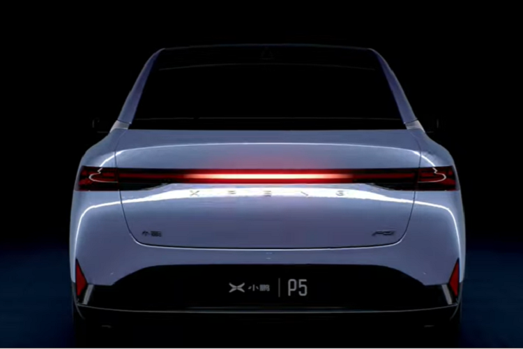 Không những thế, P5 cũng được trang bị 12 cảm biến siêu âm, các radar sóng 5 mm và 13 camera độ phân giải cao. Mọi thứ nghe có vẻ quá mức cần thiết, nhưng Xpeng cho biết họ cung cấp khả năng dự phòng và cho phép xe mới xử lý “các điều kiện đường phức tạp và khó khăn”.