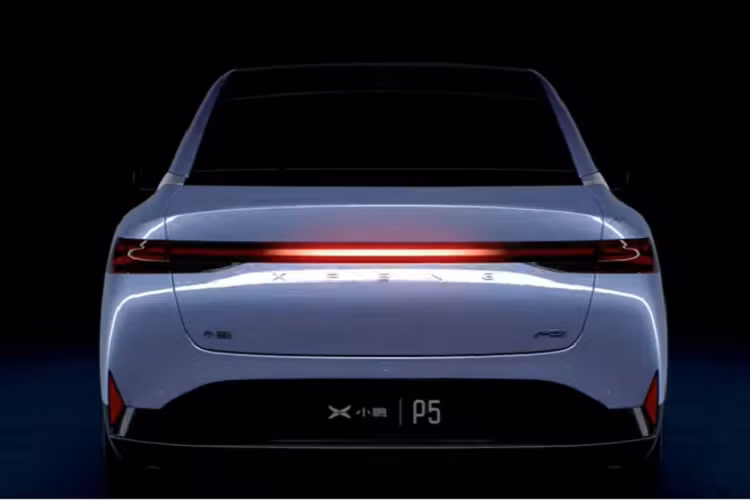 Không những thế, P5 cũng được trang bị 12 cảm biến siêu âm, các radar sóng 5 mm và 13 camera độ phân giải cao. Mọi thứ nghe có vẻ quá mức cần thiết, nhưng Xpeng cho biết họ cung cấp khả năng dự phòng và cho phép xe mới xử lý “các điều kiện đường phức tạp và khó khăn”.