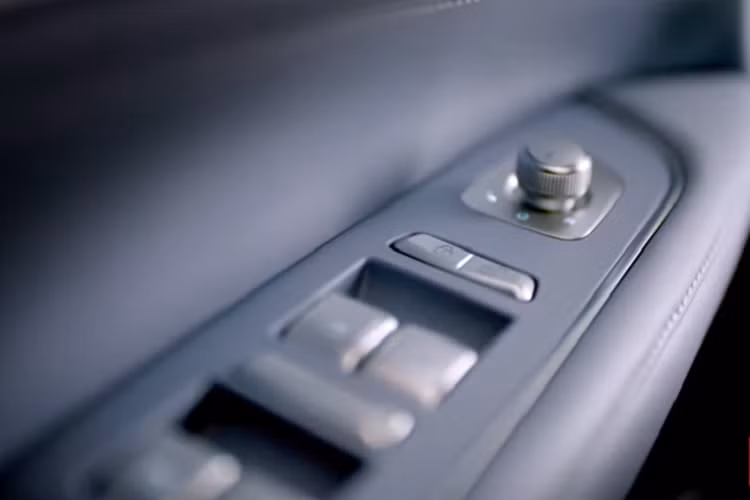 Di chuyển vào trong cabin, chúng ta có thể thấy một cụm đồng hồ kỹ thuật số và hệ thống thông tin giải trí màn 15,6 inch nằm dọc. Ở các vị trí khác, nó có ghế da phong cách, những đường viền trang trí đen bóng và các điểm nhấn bằng kim loại. Trước mắt, Xpeng không đi sâu vào nhiều chi tiết cụ thể, nhưng xác nhận rằng P5 sẽ cung cấp một tủ lạnh tích hợp và một máy khuếch tán hương thơm. Mẫu xe này cũng có công nghệ chìa khóa kỹ thuật số cũng như "chế độ ngủ", cho phép hàng ghế trước có thể ngả ra hoàn toàn.