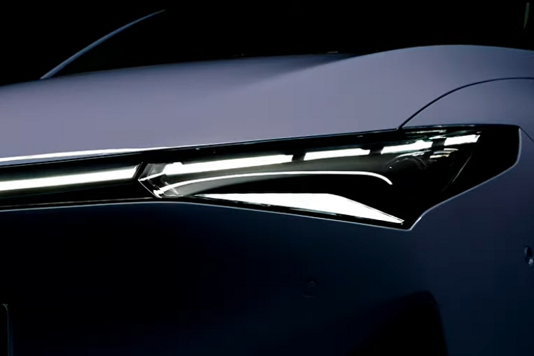 Nhìn sang bên sườn, ta thấy thân xe được ốp nhựa, nóc dốc nhẹ và đường gân dưới cửa sổ nổi bật. Mẫu xe cũng có nóc kính nhìn toàn cảnh và dải trang trí kim loại kéo dài từ cửa sổ trước đến hết cửa sổ sau. Nói đến phía sau, Xpeng P5 đèn hậu mảnh mai được nối với nhau bằng một dải đèn chiếu sáng cũng rất mỏng. Chúng ta còn có thể thấy phần cốp xe ngắn và một tấm cản sau màu đen.