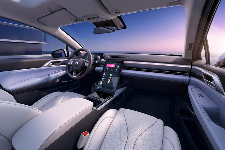 Mặc dù không đẹp bằng người anh em kích thước lớn hơn của nó, nhưng mẫu xe mới có mặt trước cải tiến với các hệ thống đèn chiếu sáng hình chữ X cực phong cách. Hơn nữa, Xpeng P5 chạy điện cũng có tấm cản trước bo tròn, khe hở dưới rộng, và các cổng sạc điện trên cả hai tấm chắn bùn trước.