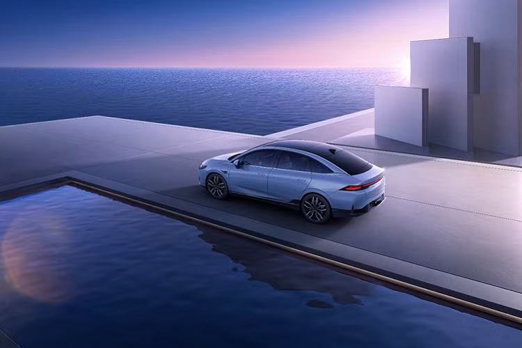 Mọi thông tin chi tiết về xe điện Xpeng P5 sẽ được công bố vào ngày 19 tháng 4 tới, song người mua có thể mong đợi nó sẽ được cung cấp với nhiều tùy chọn hệ truyền động cũng như cả dẫn động cầu sau và AWD. Nó cũng sẽ có giá mềm hơn P7 hiện đang có giá khởi điểm từ 229.900 nhân dân tệ (khoảng 813 triệu đồng).