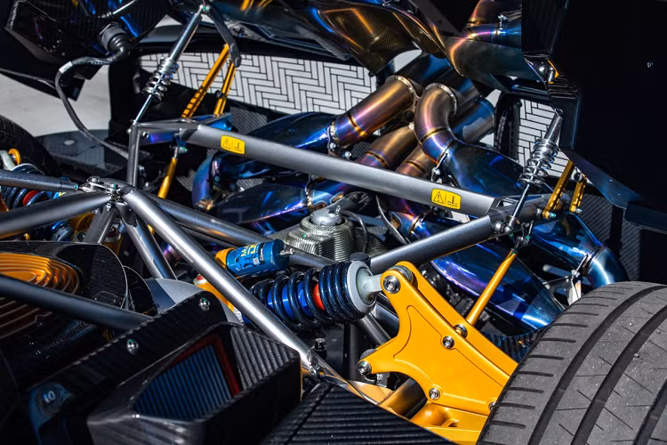 Huayra Roadster được trang bị động cơ tăng áp kép V12 dung tích 6.0L do Mercedes-AMG phát triển. Động cơ này đã được tinh chỉnh để cho ra công suất 764 mã lực và mô men xoắn 1.000 Nm. So với bản coupe, sức mạnh của Huayra Roadster tăng 44 mã lực. Huayra Roadster có khả năng tăng tốc 0-100 km/h trong dưới 3 giây.