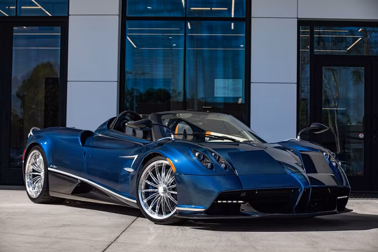 Ra mắt vào năm 2017, siêu xe Pagani Huayra Roadster được sản xuất với số lượng 100 chiếc. Đến nay, tất cả siêu xe này đều đã có chủ. Nếu bạn muốn sở hữu một chiếc Huayra Roadster, bạn chỉ có thể mua xe đã qua sử dụng.