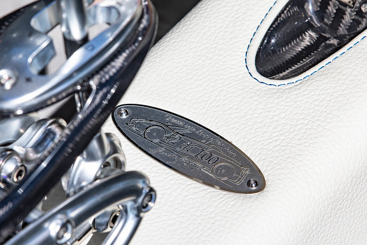 Chiếc Huayra Roadster này có số thứ tự 42/100 và từng được bán đấu giá hồi tháng 1/2020 với số tiền 2,37 triệu USD. Trong khi phần lớn siêu xe bản giới hạn sẽ tăng giá theo thời gian thì Huayra Roadster có số phận ngược lại. Ở thời điểm ra mắt, giá xe Pagani Huayra Roadster có mức tới 2,5 triệu USD. Hồi năm 2019, một chiếc Huayra Roadster cũng được bán lại với giá chỉ 2,1 triệu USD.