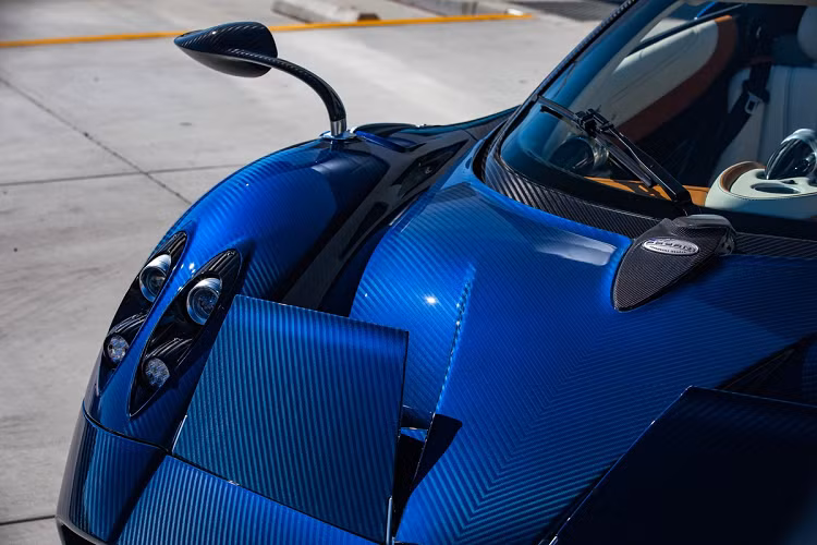 Chiếc Huayra Roadster sở hữu màu ngoại thất xanh Blue TriColore. Kết hợp với thân xe được làm từ sợi carbon vân nổi, màu sơn này cho ra ánh nhìn nổi bật hơn dưới nắng. Màu xanh đậm còn xuất hiện ở kẹp phanh.