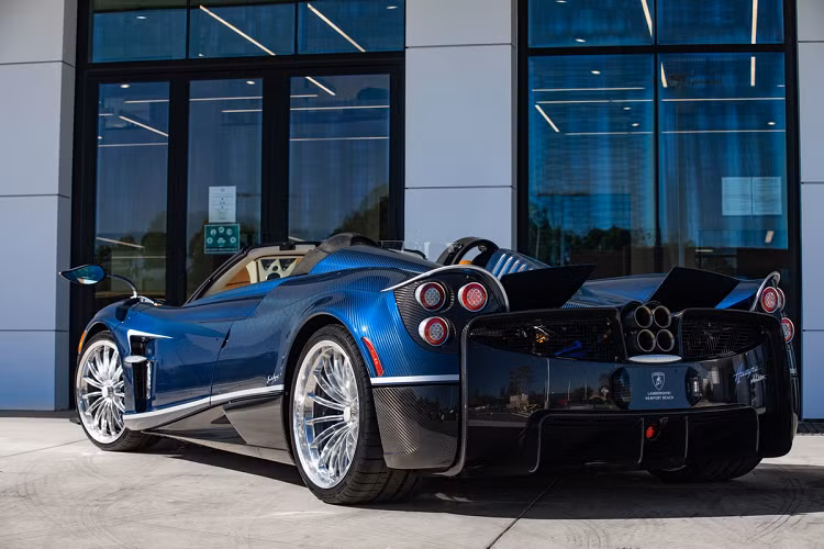 Mới đây, đại lý siêu xe Newport Beach Automotive (Mỹ) vừa trưng bày chiếc Huayra Roadster hàng hiếm với màu ngoại thất độc đáo. Newport Beach Automotive là một trong những đại lý siêu xe lớn nhất tại Mỹ. Bạn có thể tìm gặp bất cứ mẫu xe thể thao nào tại đây, từ chiếc Mercedes-Benz E 450 đến Bugatti Chiron, Koenigsegg Jesko...