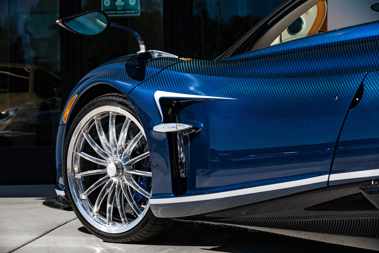 Tô điểm cho màu xanh là màu bạc với các chi tiết trang trí nhỏ trên xe. Bộ mâm đa chấu được mạ chrome bóng. Nội thất xe được phủ trong da màu trắng và nâu, sợi carbon bóng và các chi tiết bằng nhôm.