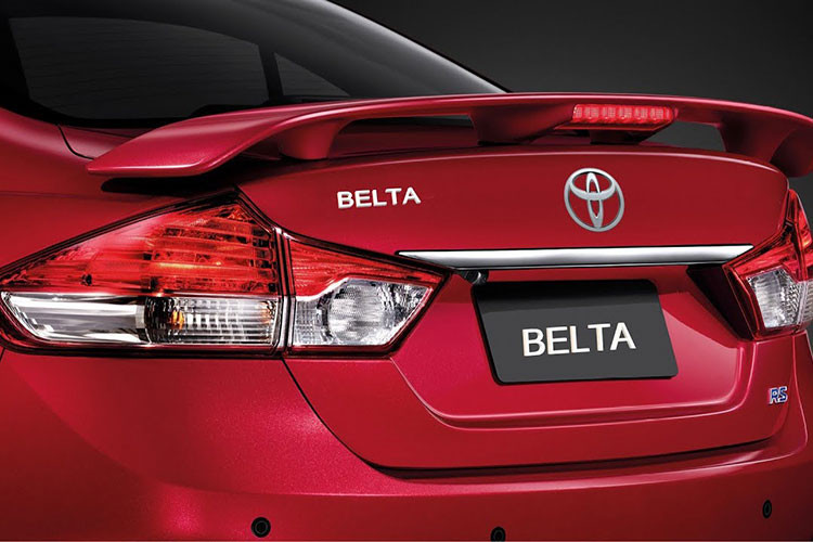 Ở bên trái cốp sau xuất hiện tem chữ nổi "Belta". Ngay bên trên có thêm tem chữ nổi Toyota nữa mặc dù giữa cốp đã có logo của thương hiệu. Có vẻ như hãng Toyota làm vậy để nhắc người tiêu dùng rằng đây là sản phẩm của mình chứ không phải Suzuki Ciaz. Ngoài logo, Toyota Belta 2022 còn có một chi tiết thiết kế riêng nữa là vành la-zăng.