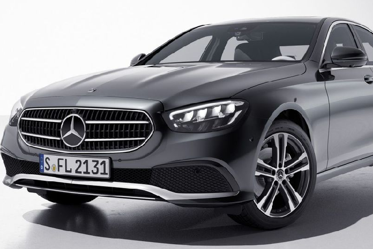 Mercedes-Benz mới đây vừa chính thức ra mắt mẫu xe Mercedes-Benz E-Class 2021 mới tại thị trường Thái Lan. Tại đây, phiên bản nâng cấp của dòng E-Class sẽ được bán ra với 3 phiên bản, bao gồm bản E 220 d AMG Sport, E 300 e Avantgarde và E 300 e AMG Dynamic. Đi kèm với đó là mức giá khởi điểm từ 106.259 USD (khoảng 2,44 tỷ đồng).