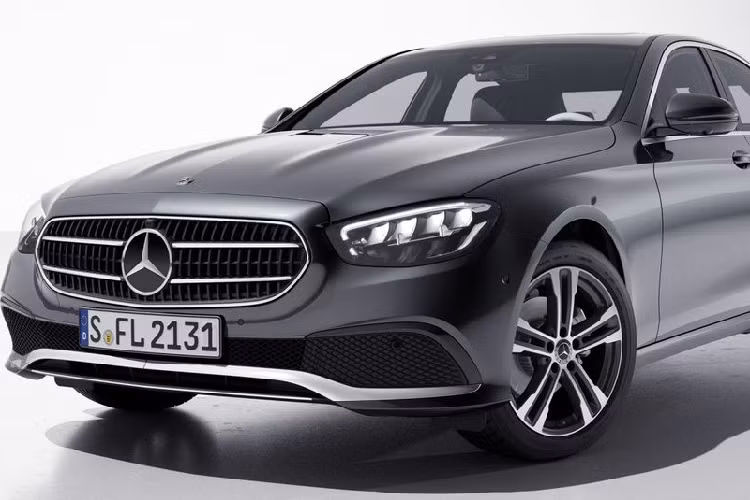 Mercedes-Benz mới đây vừa chính thức ra mắt mẫu xe Mercedes-Benz E-Class 2021 mới tại thị trường Thái Lan. Tại đây, phiên bản nâng cấp của dòng E-Class sẽ được bán ra với 3 phiên bản, bao gồm bản E 220 d AMG Sport, E 300 e Avantgarde và E 300 e AMG Dynamic. Đi kèm với đó là mức giá khởi điểm từ 106.259 USD (khoảng 2,44 tỷ đồng).